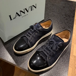Lanvin - Tjena tjena! Säljer nu mina lanvins i ett otroligt bra skick! Använda några på jobbet och lite på fritiden men inge mycket. Har fått hem andra därav gör jag mig av med dem! Storlek 44, 2 dustbags samt box och extra skosnören ingår vid köp. Bara att höra av er vid intresse, kan tänka mig gå ner lite vid snabb affär! 😊👍