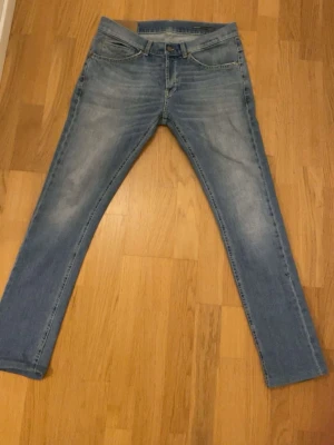 Dondup ljusblåa skinny jeans i storlek 31 - Säljer ett par ljusblå dondup skinny jeans  i storlek 31. 