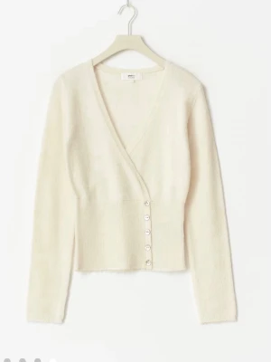 Vit kofta  - Säljer denna super söta vita koftan från Gina tricot. Den är helt oanvänd med prislapp kvar. Säljer då jag råkade köpa fel storlek. Storlek S.