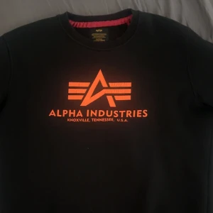 Alpha industries tröja  - Säljer denna aplha industries tröjan som jag tror är helt slutsåld, köpt för ungefär 2 år sedan men väldigt sparsamt använd och den ser fortfarande väldigt fin ut! Inga defekter, texten är något slitet efter tvätt men som man ser på bilden så är de ingen större slitage, Herr storlek M. Skriv för fler bilder eller funderingar!   