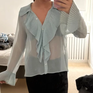Zara blus - Säljer denna super fina blus från Zara. Storlek XS