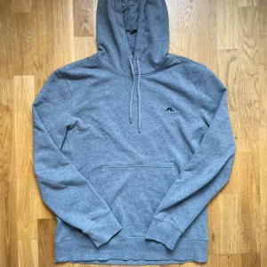 J.Lindeberg hoodie  - Säljer denna riktigt snygga gråa hoodien från J.Lindeberg! Den är i mycket bra skick utan några defekter, storlek M, 67 cm lång och 52 cm bred under armhålorna, hör gärna av dig vid frågor!