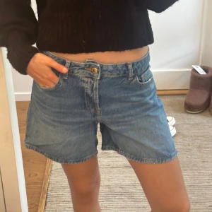 Blå jeansshorts  - Snygga blåa jeansshorts som är lite längre, perfekta!!
