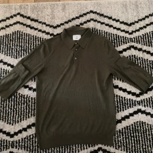 Olivgrön pikétröja från Bläck - Olivgrön långärmad pikétröja från Bläck. 