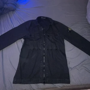 Svart overshirt från Stone Island - Säljer nu mera min svarta stone Island jacka/overshirt. Jackan är i storlek S och sitter perfekt, jag har använt jackan väldigt få gånger. Köpte stone Island jackan för 3000 tusen kronor och säljer den för 2500