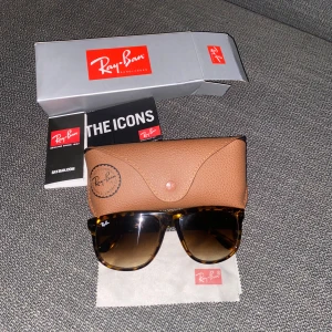 Ray-ban Boyfriend - Hej! Säljer mina rayban boyfriend som aldrig riktigt kom till användning i somras och böhver pengar till annat. Glasögonen är i fint skick och jag upplever inte fel med dem.                                                                     Mvh. Rasmus