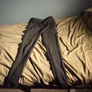 Svarta mjukisbyxor från Lyle & Scott - Svarta mjukisbyxor från Lyle & Scott som är i nytt skick. Använda 2 gånger 