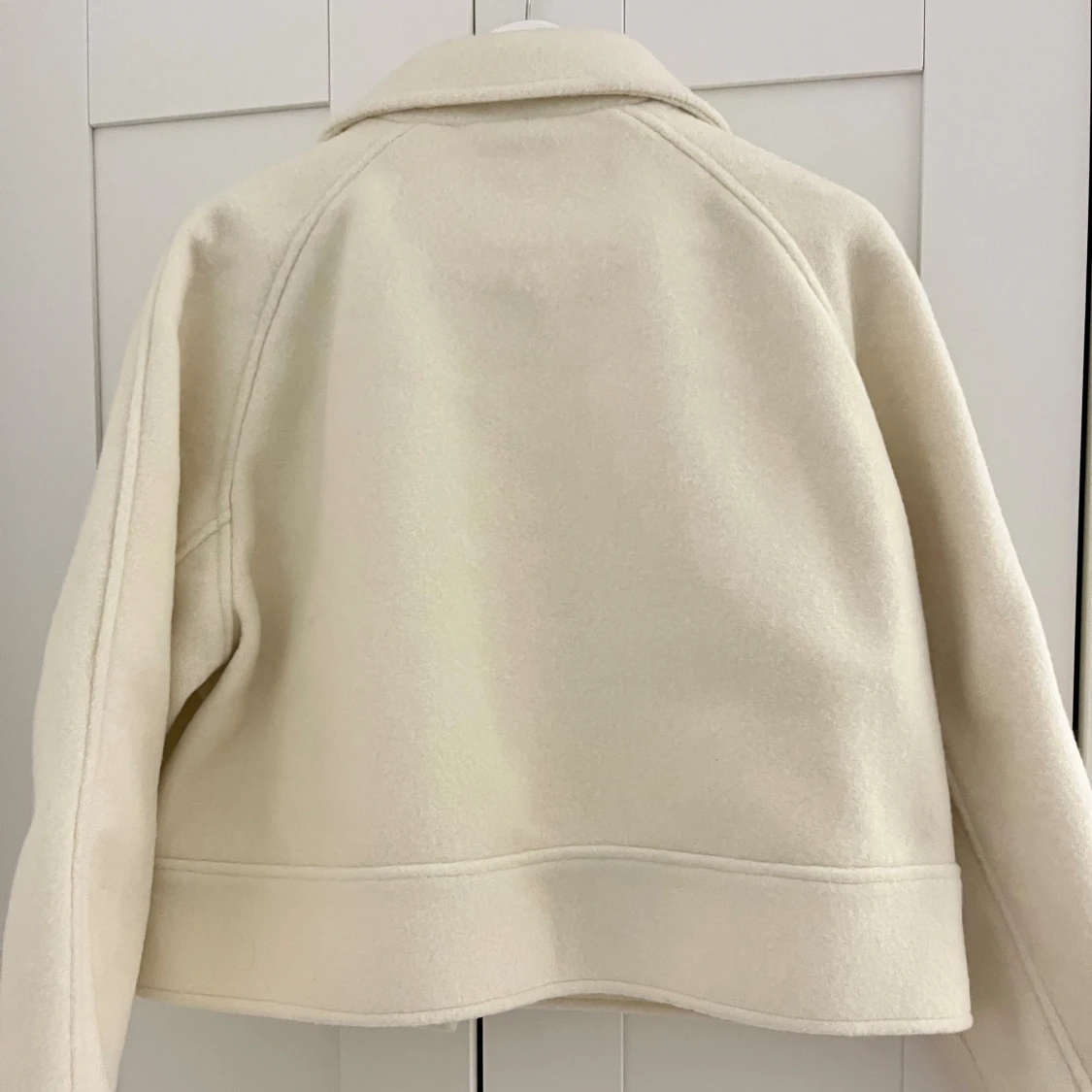 Vit ulljacka med knappar - 2