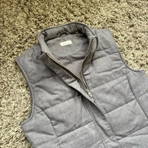 Stenströms ull väst - Säljer denna snygga Stenströms ullvästen i Nyskick!⭐️Storlek M passar M!🤝Nypris = 4000kr!🙌Hör gärna av er om ni har funderingar!👍