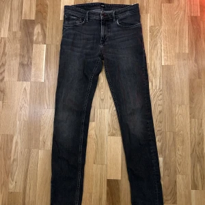 Hugo Boss jeans, W30 L32 - Svarta slim fit jeans i stretch från Hugo Boss. Riktigt bra skick (9,5/10) har använt dem en till två gånger max. Riktigt feta jeans nu till hösten men också till varje årstid. Skriv om ni är intresserade🤩🙌🏻