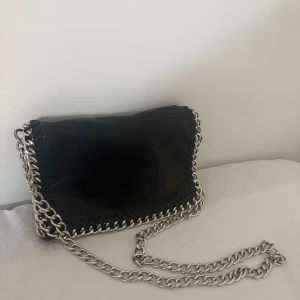 Svart tiamo väska  - Jättefin tiamo väska, säljs då den inte används. Väskan har små defekter men som inte märks av, syns på de 2 sista bilderna! Pris kan diskuteras!💕