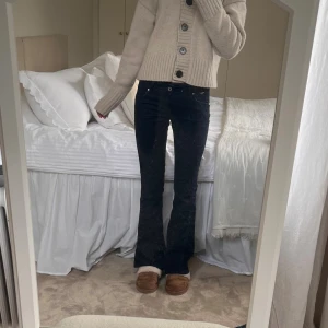 Mörkblå/svarta bootcut jeans - Mörkblå/svarta bootcut och lowwaist jeans från Pepe jeans! Nypris 800kr, säljer för 400kr! Storlek 24/32💞