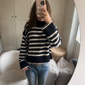 Randig stickad polotröja - Asss snygg stickad tröja! Inga tecken på användning, som ny!!💞