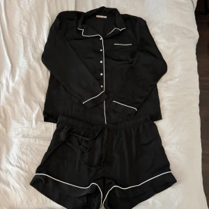 Satin pyjamas  - Pyjamas set i satin från Anna Field, köpt på Zalando. Endast använt en gång.  Storlek M