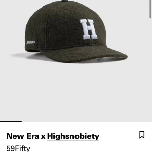New Era x Highsnobiety 59Fifty keps ull - Säljer en ny, oanvänd mörkgrön 59Fifty keps från New Era x Highsnobiety, tillverkad i 100% ull. Kepsen har en broderad vit H framtill och klassisk böjd skärm. Retro Crown-modell med relaxed heritage fit. Perfekt för dig som gillar streetwear och snygga accessoarer.