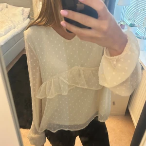 Volangblus från Lindex - Passar S/M!! Supersöt och inga tecken på användning 