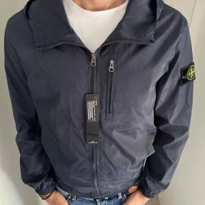 Stone island  - Sprillans ny Stone island jacka! Storlek S/M! Vid minsta fundering kontakta oss✔️