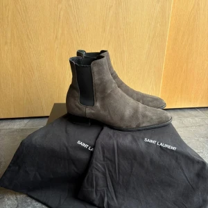 Saint Laurent wyatts boots - Riktigt snygga Saint Laurent Wyatts chelseaboots som tyvärr är för stora för mig. Enligt mig de snyggaste bootsen man kan få tag på slimmade och perfekt form! Nypris på ca 11k. Kommer med box och allt OG! Skick 8/10 inga defekter!