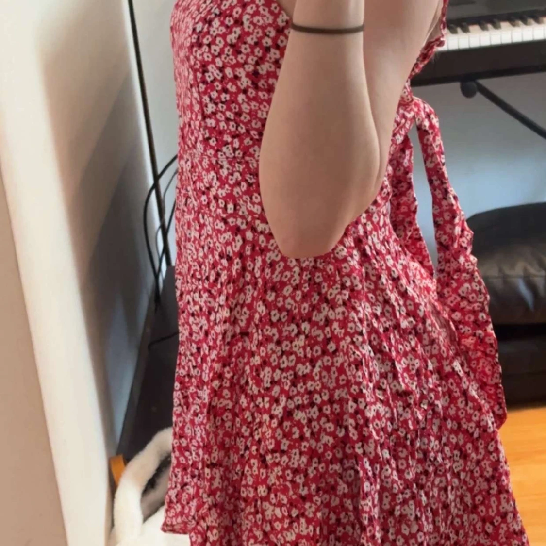 Röd blommig kortklänning  - 1