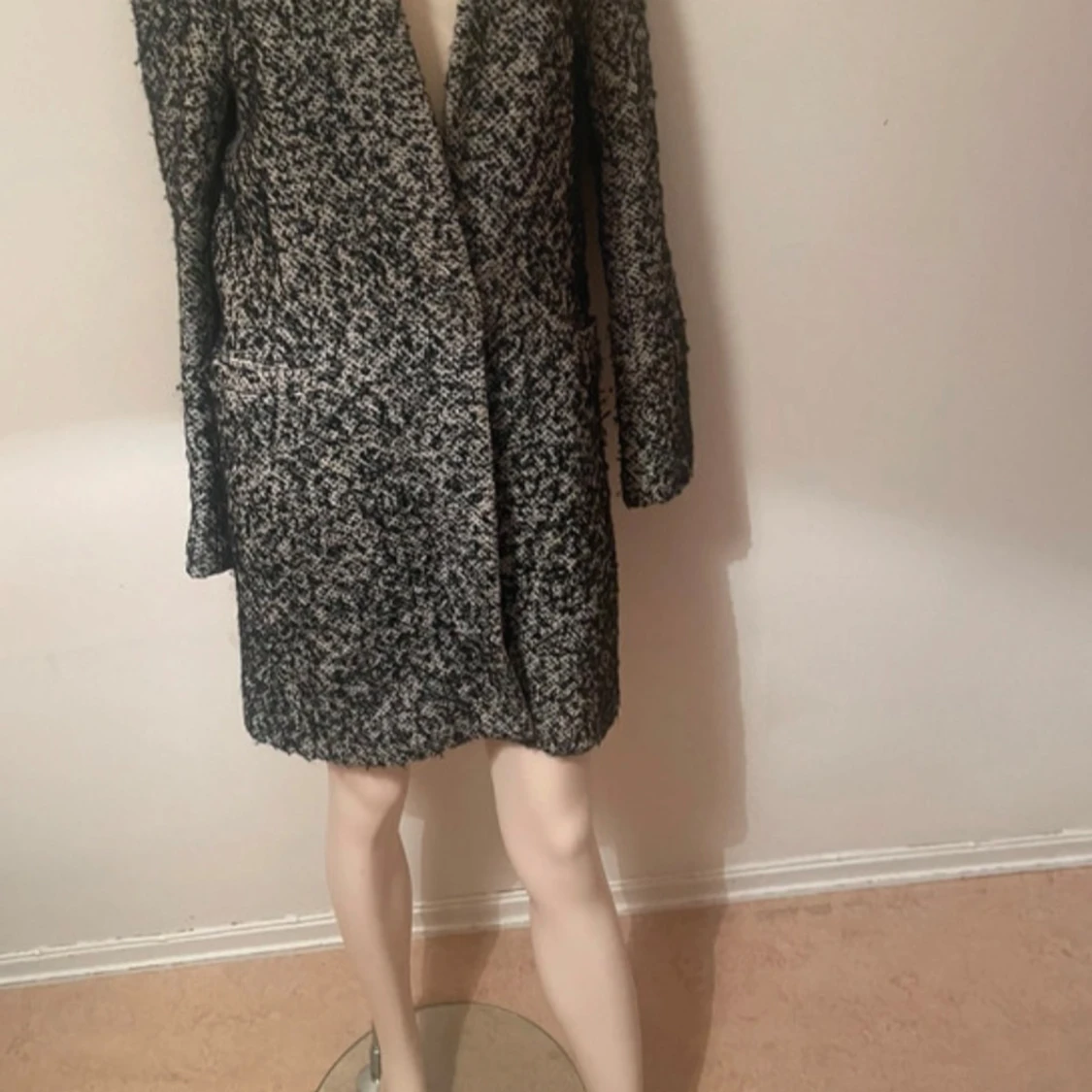 Svartvit kappa i grovstickad ullmix - 4