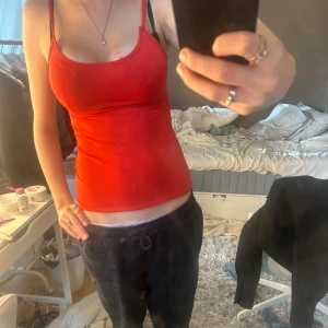 Röd linnetopp från Zara, storlek S - Säljer en röd, tight och figurnära linnetopp från Zara i storlek S. Toppen har smala axelband och ärmlös design, perfekt för varma dagar eller att styla lager på lager. Enkel och stilren modell som är lätt att matcha med olika outfits. Ny pris 199kr