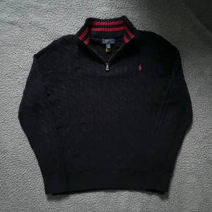 Mörkblå stickad half zip från Polo Ralph Lauren - Säljer en mörkblå stickad tröja från Polo Ralph lauren👕mycket bra skick, inga hål eller liknande✅ skickar snabbt efter att du har beställt📦 XL i barnstorlek= ca S i herrstorlek👍