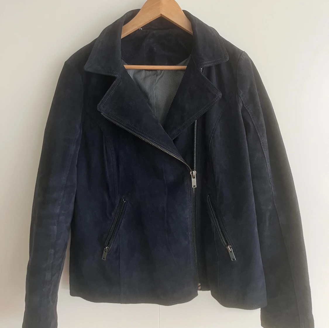 Mörkblå mockajacka med dragkedjor