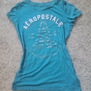 Aeropostale tshirt - En vintage Aeropostale tshirt i superbra skick, köpt tidigare på plick och har inte använt den alls👌kontakta mig för mer frågor eller liknandeeeee