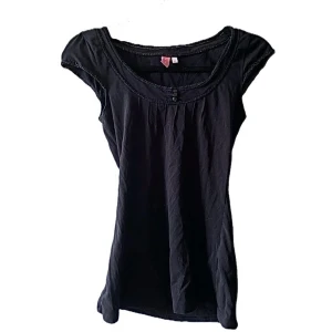 Sötaste toppen eveeer!!! - Världens gulligaste topp me så fina detaljer, använd en gång(i provrummet🥀🥀). Jättefin passform!