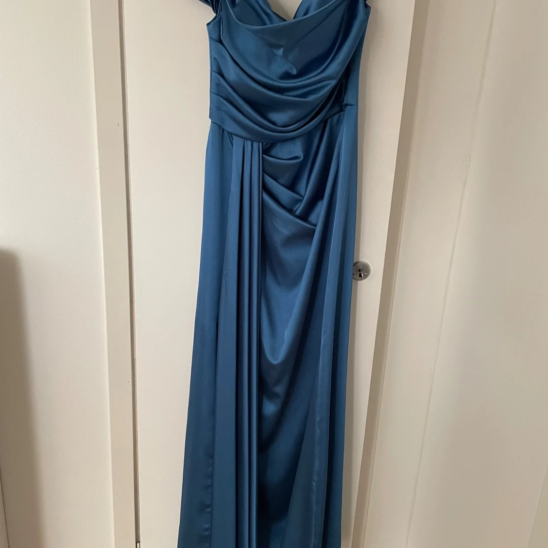 Blå långklänning med drapering