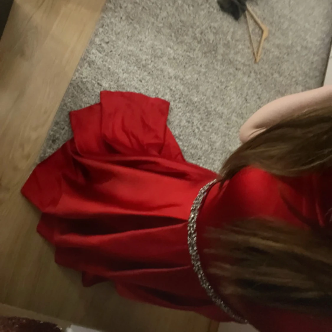 Röd långklänning med glittrigt bälte - 3