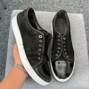 Lanvin - Säljer dessa sjukt feta lanvins! Size: uk11 motsvarar 45! Skick: 5/10 inga snören ingår! Hör av dig vid frågor🤩