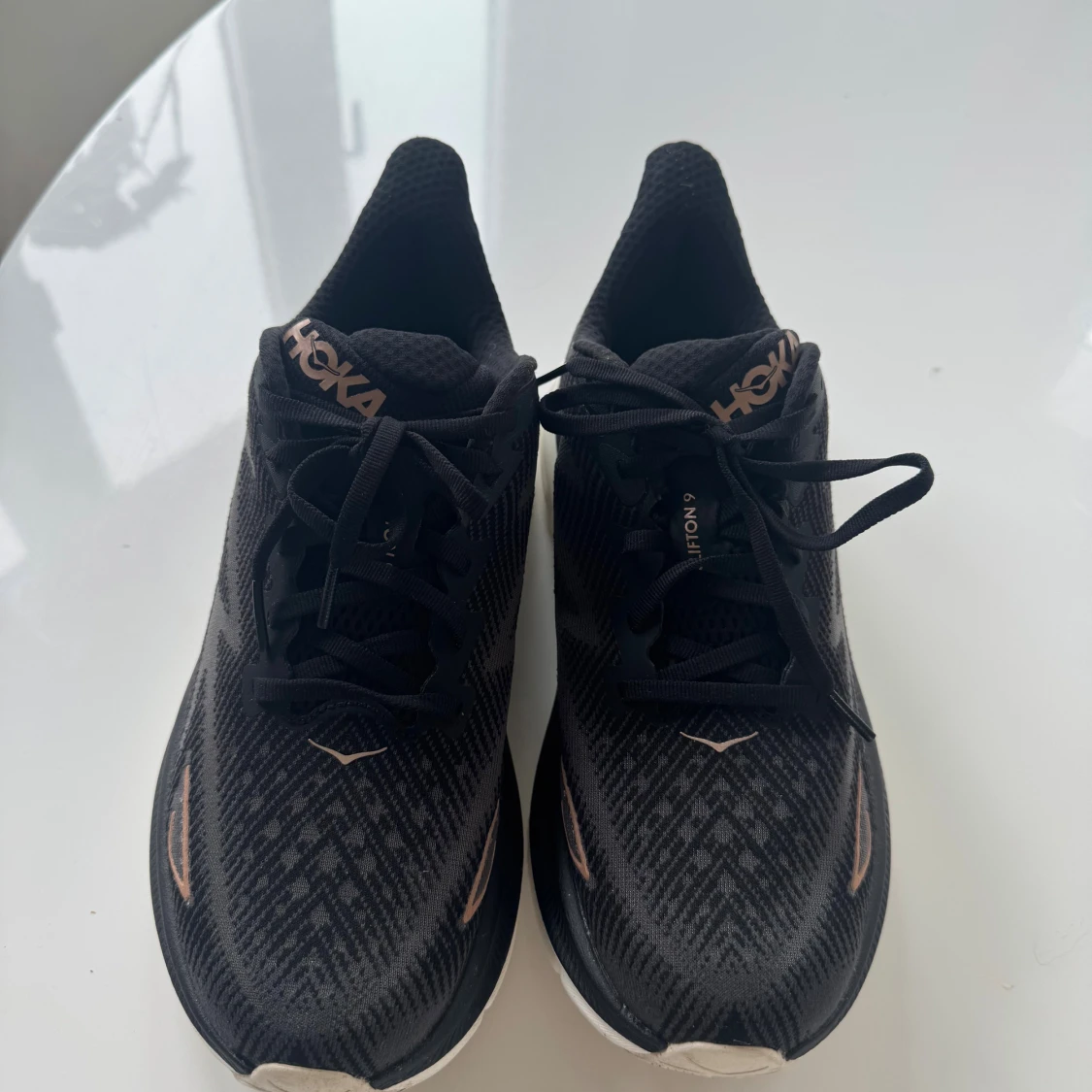 Svarta Hoka Clifton 9 sneakers