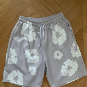 Grå denim tears shorts - Säljer ett par grå denim tears shorts med unika vita molnliknande mönster. Nyskick, storlek S