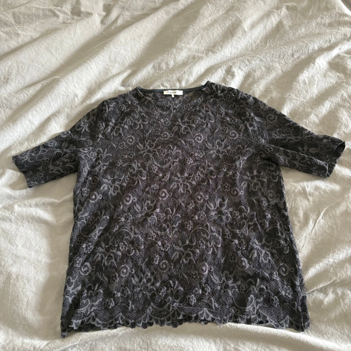 Grå spetsblus med blommönster