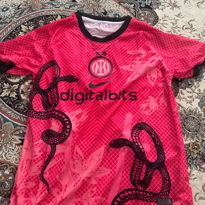 Inter Milan rosa Nike fotbollströja S - Här så säljer jag min special edition inter milan tröja den är i jättebra skick, säljer eftersom den passar inte min bror försöker köpa en ny till honom. Om ni bor i haninge kom gärna och hämta upp de annars köp via blocket. Pris kan såklart diskuteras det är bara att skriva. Behöver pengarna genast