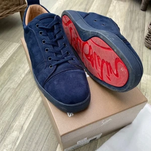 Louboutins mörkblåa  - Tja säljer nu dessa tvär feta loubs som är mörkblåa! Har använts fåtal gånger och är då i mycket bra skick! Kan göra rent dom ifall det önskas! Allt og följer med, box,dustbag mm.  Tveka inte att höra av dig för minsta fundering! ;)