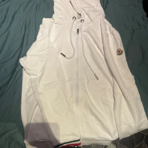 Moncler hoodie - Mycket bra skick använd väldigt fåtal gånger, inget fel på den. Hör av er för fler bilder eller andra funderingar! Pris går att diskutera vid snabb affär