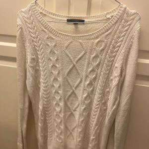 Stickad tröja från Lindex - Säljer en Stickad tröja från Lindex i storlek S. Tröjan är använd men utan tydliga skavanker🌸 