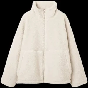 Beige teddyjacka med dragkedja - Mysig beige teddyjacka med hög krage och hel dragkedja framtill. Jackan har två stora fickor och är tillverkad i mjukt fleece-material. Perfekt för kyliga dagar när du vill vara både varm och stilren.
