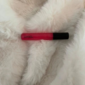 MAC läppglans - MAC Dazzleglass i färgen Deep Pink, ett glittrigt och intensivt rosa läppglans med svart lock. Endast testad💖