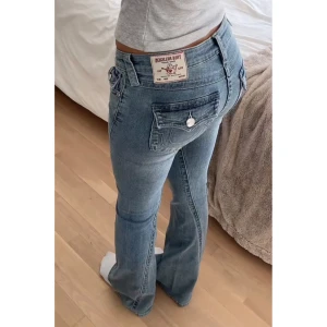 True Religion bootcut jeans blå - Snygga blå jeans från True Religion med bootcut passform. Nypris är 1300 och de är helt oanvända💕