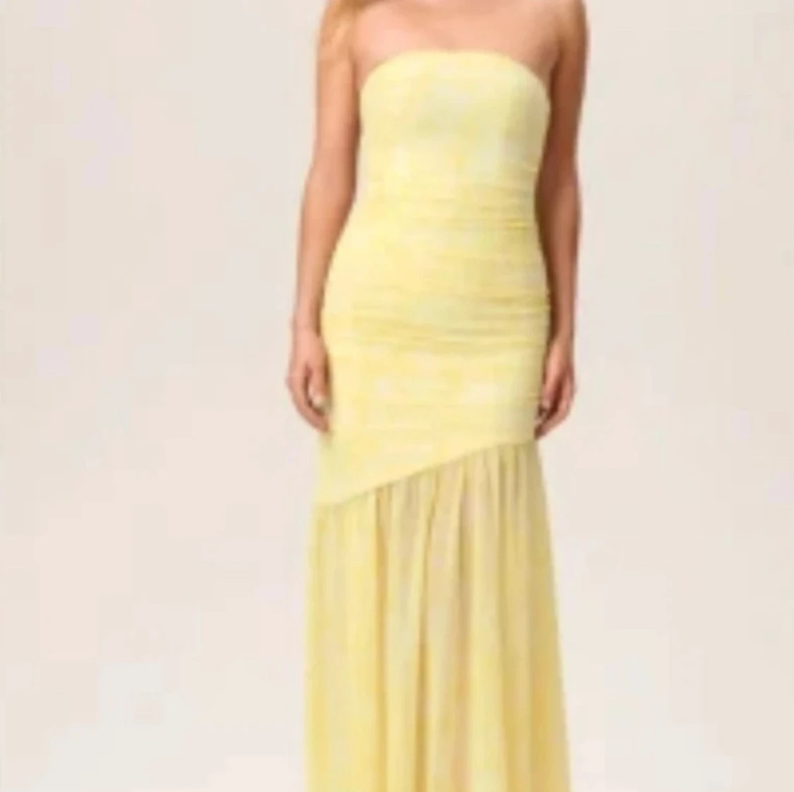 Ljusgul axelbandslös långklänning