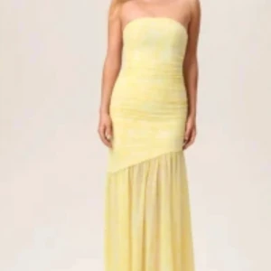 Ljusgul axelbandslös långklänning - Superfin ljusgul långklänning från adoore i storlek 34. Aldrig använd😊