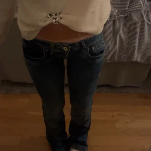 LTB låga blå jeans Valerie - Säljer ett par blå jeans från LTB, modell Valerie. Jeansen har låg midja, lappen är bortklippt med stolek, annars inga effekter. Hör av dig vid frågor ❤️