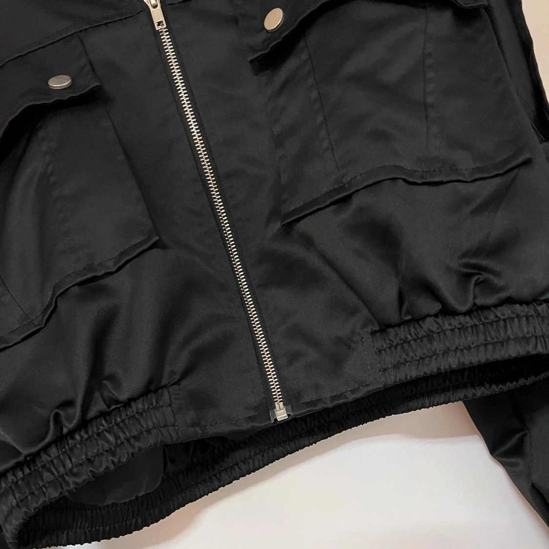 Svart croppad bomberjacka PrettyLittleThing - 2