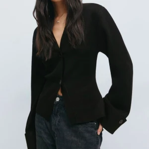 kofta ginatricot - knitted sculpted cardigan från ginatricot i svart ✨✨✨ helt oanvänd med prislapp kvar!!! säljer både en i s och m