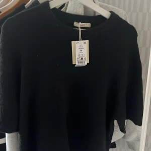 Stickad tshirt, Gina Tricot premium collection - Helt oanvänd pga köpte för stor o glömde lämna tillbaka! ❤️skriv vid frågor