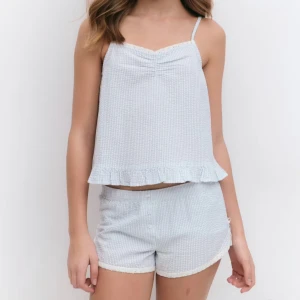 Blå pyjamas sett från Gina tricot - Fin blå pyjamas sett från Gina tricot, säljs pågrund av att den är förstor!! Nästan aldrig använd. Skriv om min vill ha egna bilder