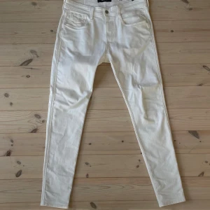 Vita Replay jeans - Hej säljer nu dessa feta vita Replay jeans, dem är i storlek t 32,32 men dem sitter som 30,32! Hör av er vid minsta fråga!